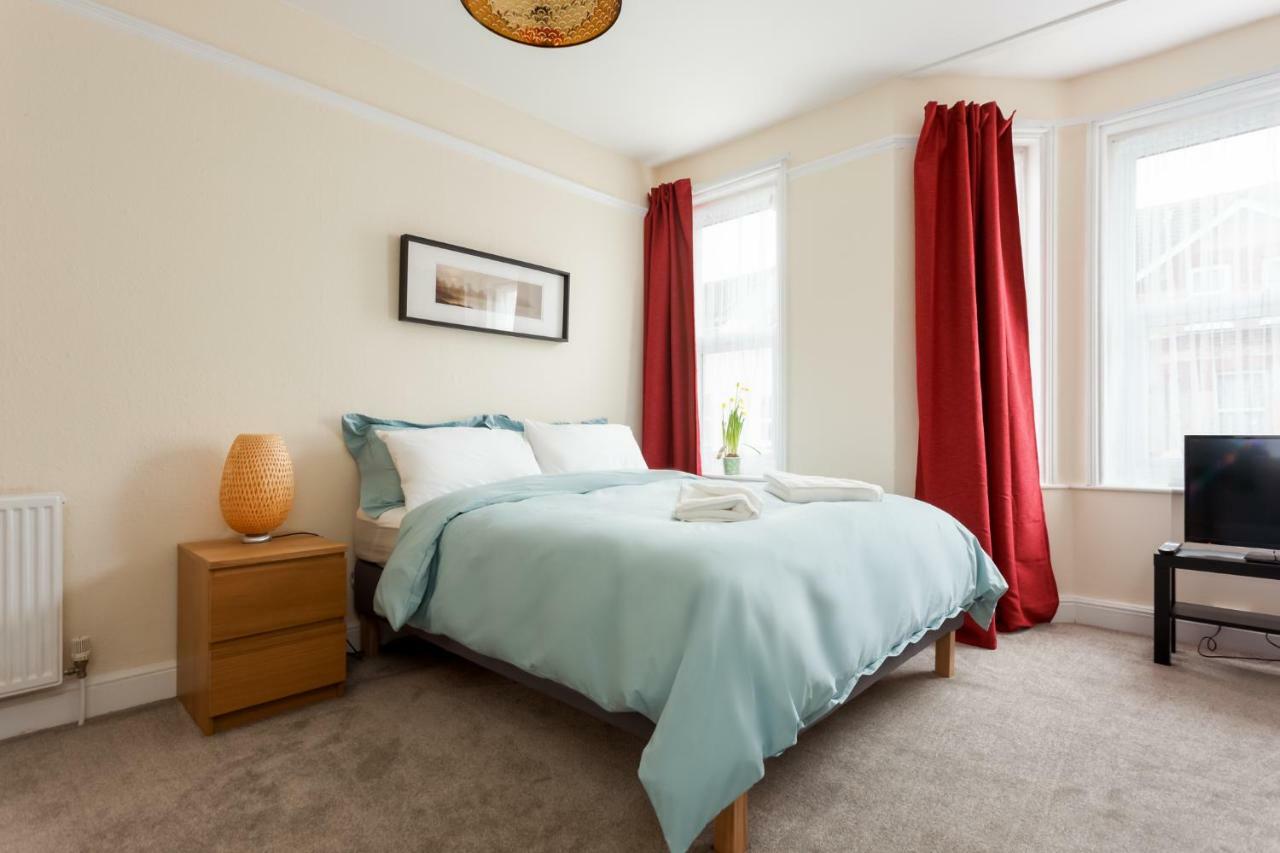 Stylish Town Centre Apartment Close To Beach And Shops บอร์นมัธ ภายนอก รูปภาพ